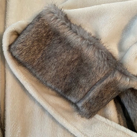 Luxe Faux Fur Robe Lunar - Picture 5 of 6